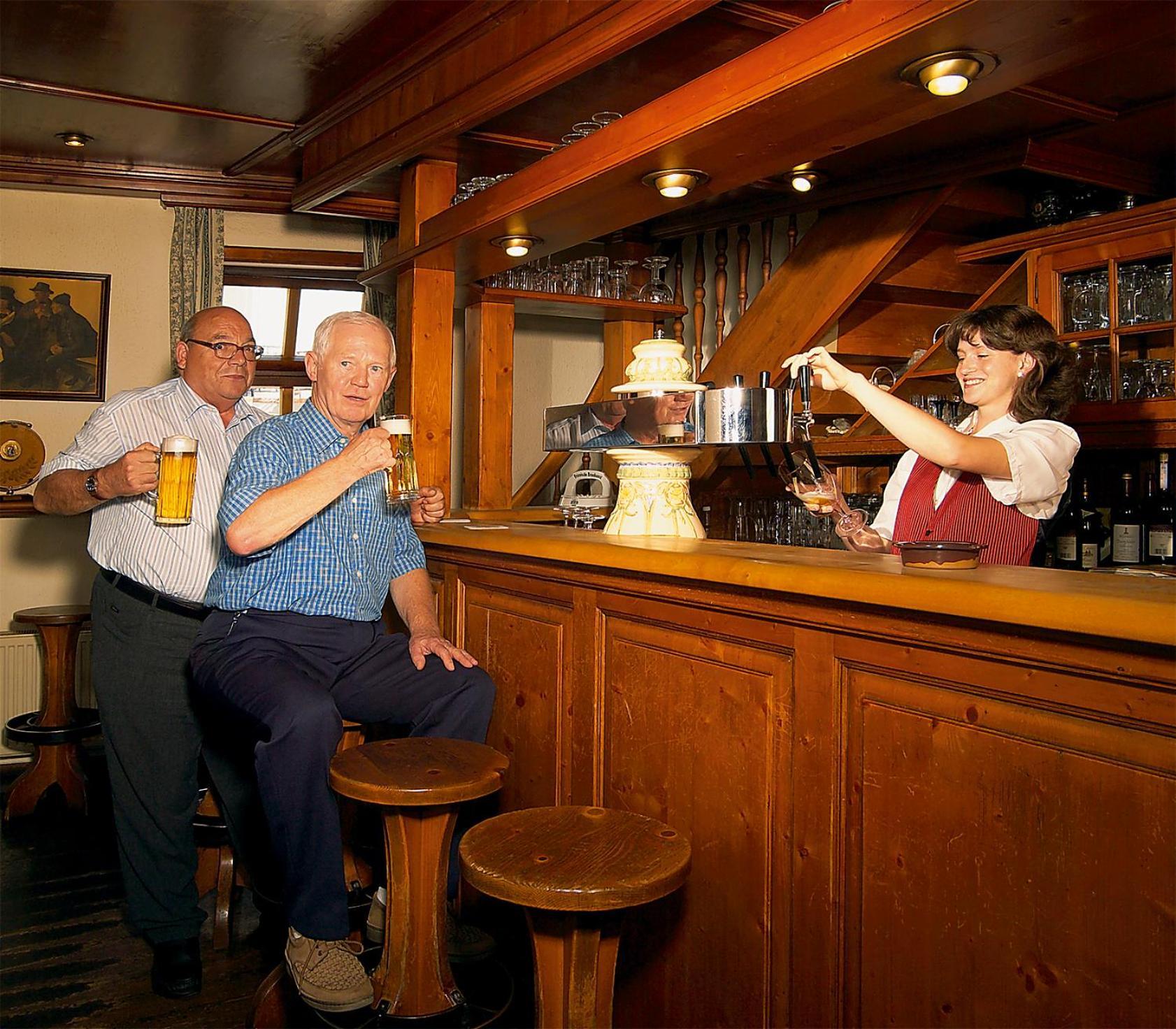 Altdeutsches Gasthaus Roter Hirsch Йена Екстериор снимка